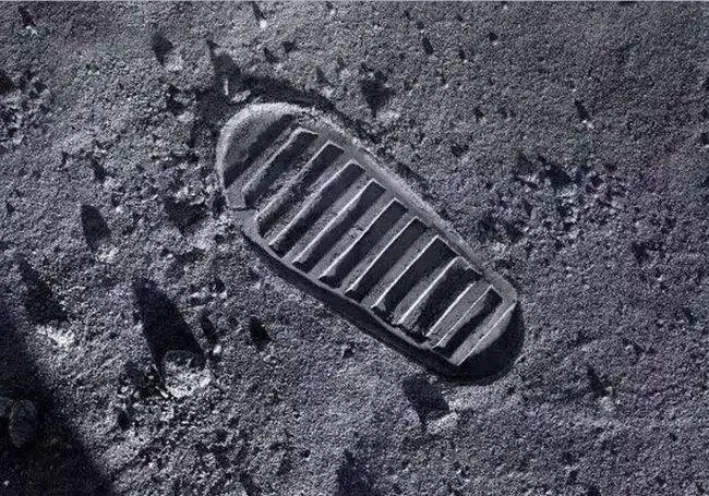 为什么阿姆斯特朗在月球上留下的脚印到现在都没有消失