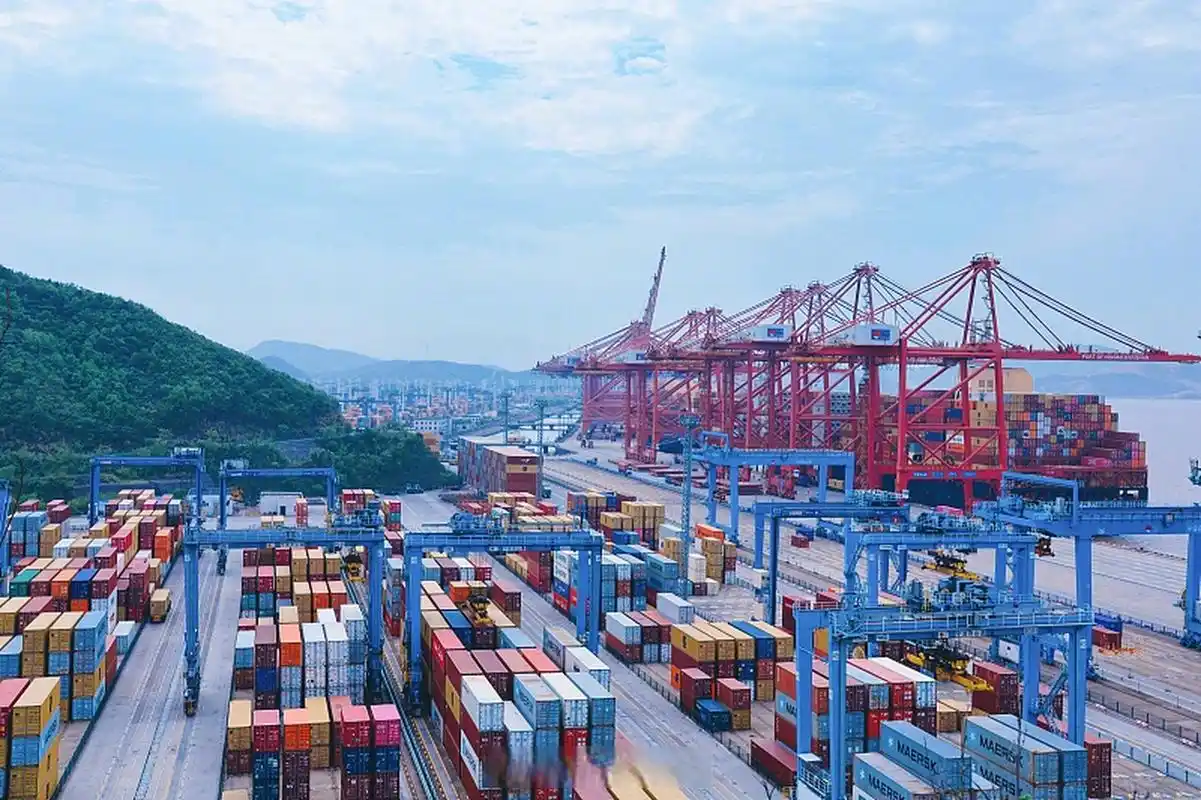 3%,宁波舟山港成为全球唯一货物吞吐量超10亿吨大港,连续14年居全球第