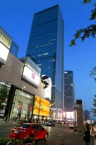 位于 ifs 上的大熊猫"滚滚",是成都的标志性景观,也是游人"打卡"之地!