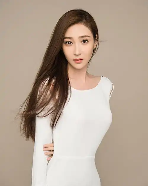 最美气质女星殷飞时尚写真五官极致完美