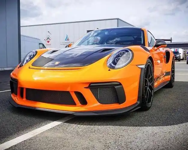 致敬997代而选装亮橙色及全碳纤维车身套件的保时捷911 gt3 rs