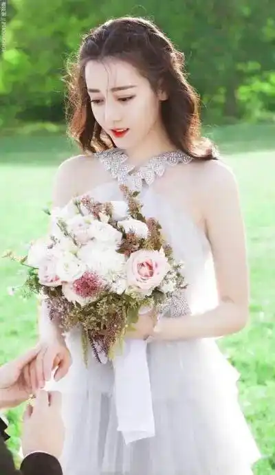 迪丽热巴新造型,一组玫瑰仙子刺绣图,震撼大众眼球!