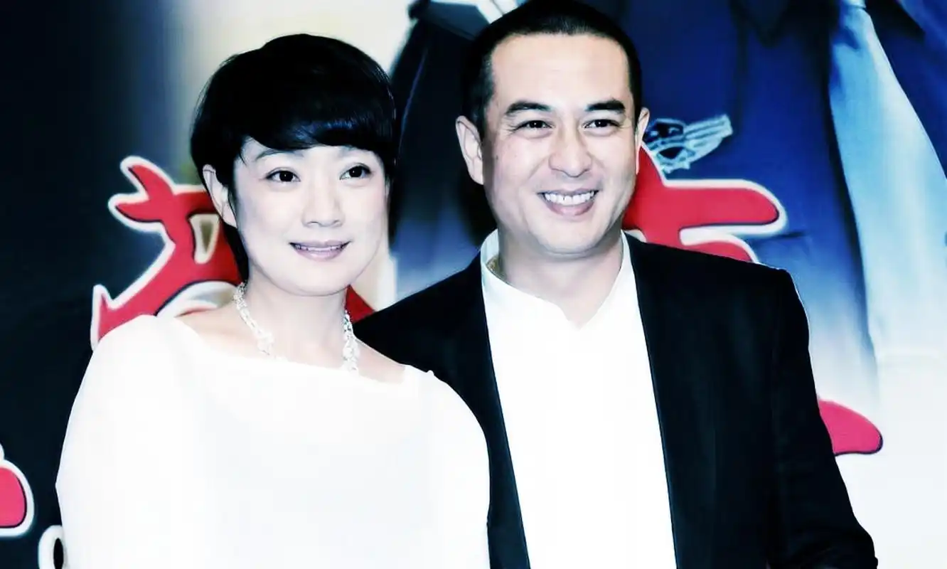 主持人问她,离婚你后悔吗?杜珺咧嘴一笑."后悔又怎样?都过去了.