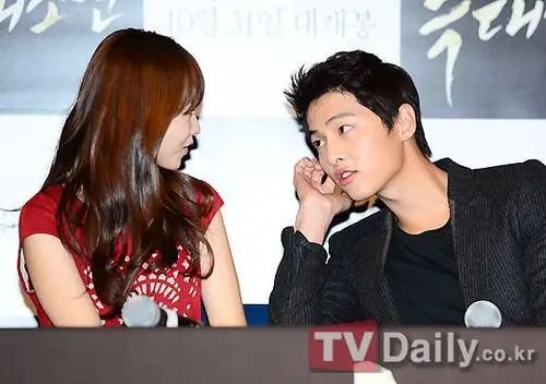 宋仲基携朴宝英亮相狼族少年试映组图