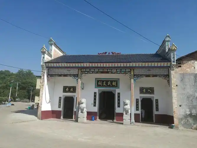 古老的祠堂和现代的漂亮小院相得益彰.