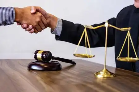 法律第段按钮法律第段按钮握手后良好的合作, 协商的男性 la握手后