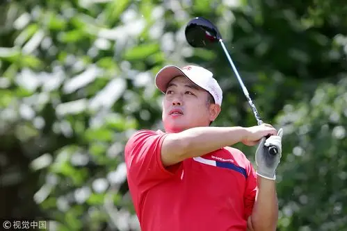 刘国梁携爱女战高球配对赛帅气挥杆超专业