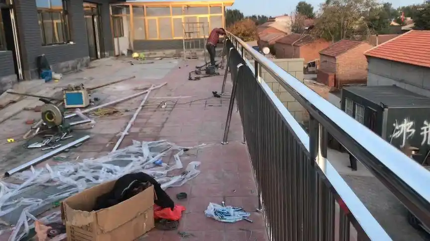 小伙焊接20多米长的不锈钢护栏,加了个简单的斜撑,强度立马提高