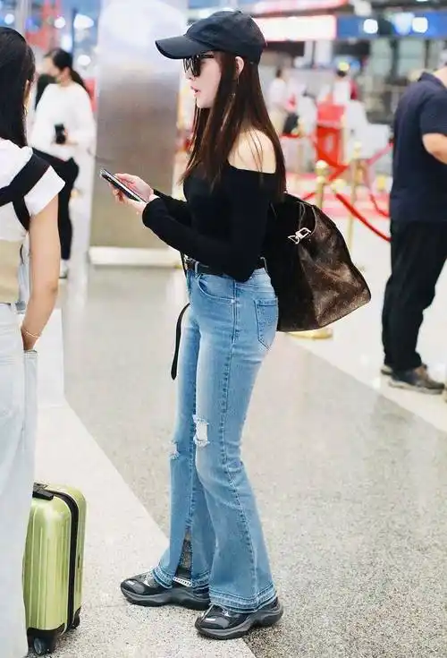 张天爱此次选择以牛仔长裤为主,在颜色和版型上都较为精巧且大方,喇叭