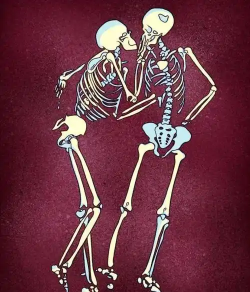 伊朗一对情侣躲进谷仓中拥吻被人发现时已经吻了2800年