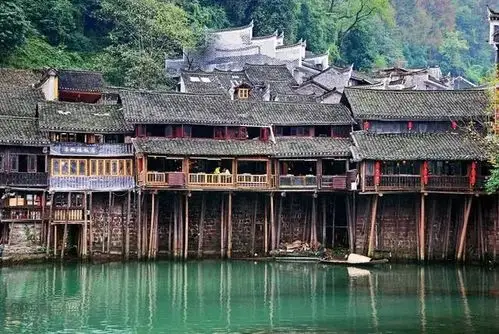 吊脚楼通风防潮,阳光充足,土家人十分喜爱.