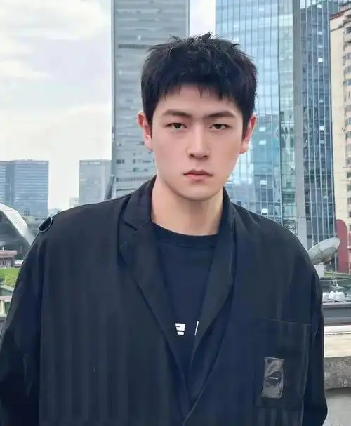 等高考结束,男生可以剪这3款发型,阳光又帅气,很值得尝试!