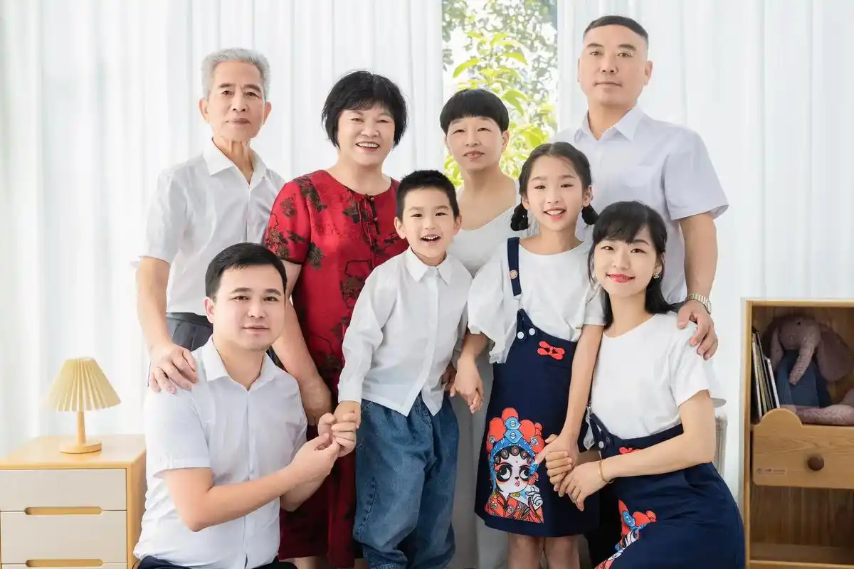 一家八人的全家福9869996997.