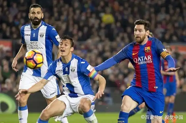 被对手重重包围的梅西