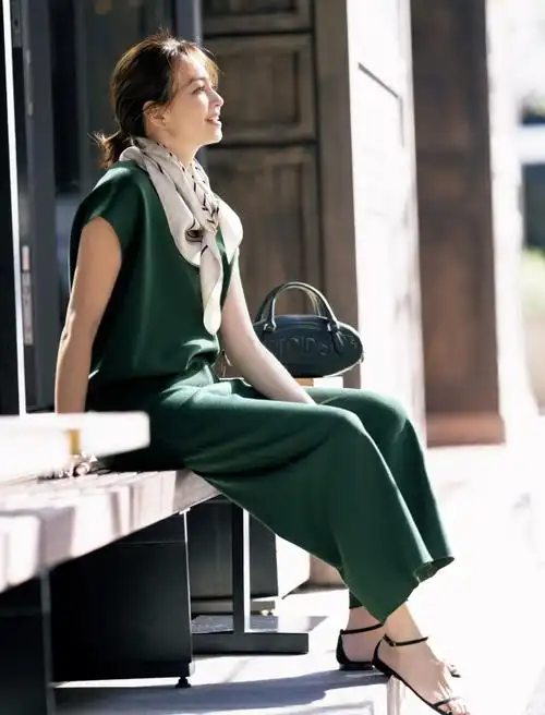 绿色配灰色好看吗图片(中年以后别总一身黑) - 赤虎壹号