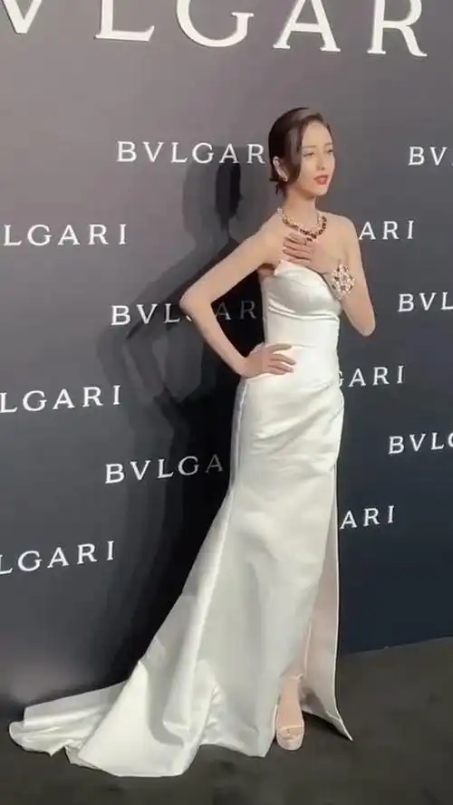 佟丽娅佟丽娅穿性感抹胸白裙秀傲人上围身材丰腴韵味十足嘴角带笑眼神