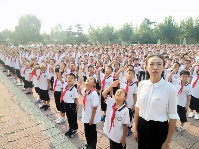 【绣惠学区中心小学】开展了"升国旗,唱国歌,百万学