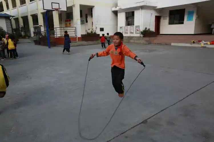 天已经很冷了.小朋友还 赤脚 跳绳