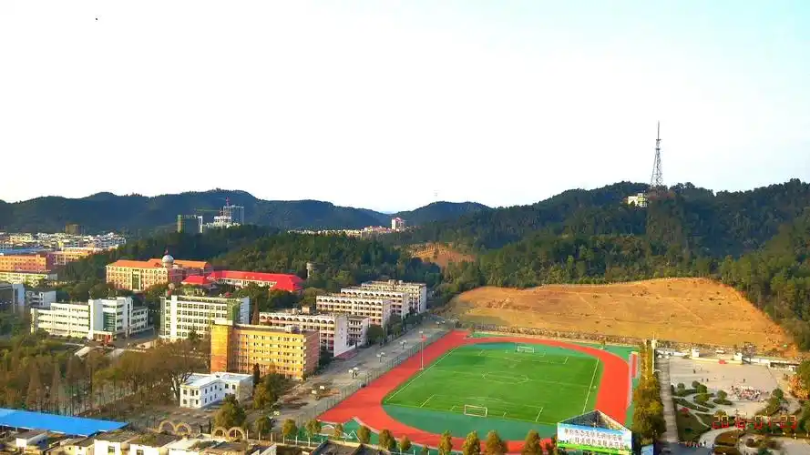 镜山脚下的省重点中学上高二中