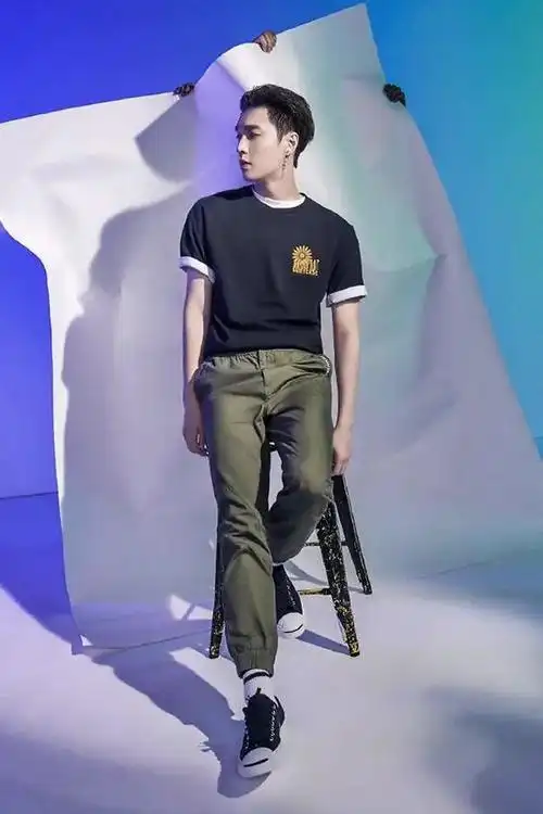 单身也要当时髦精张艺兴一人穿情侣款毛衣年近三十仍像个少年