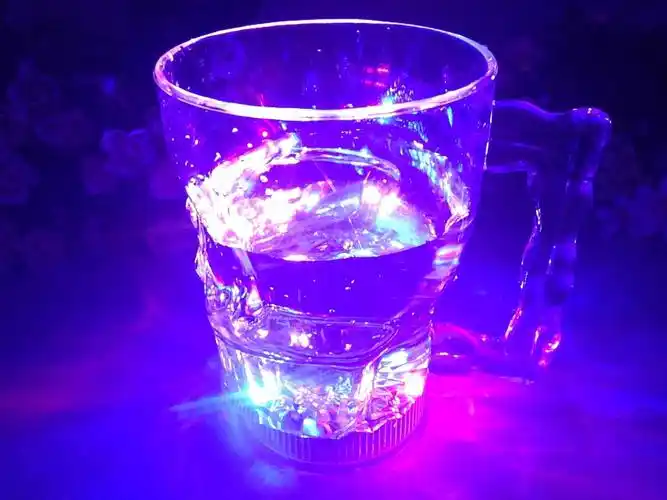 水感应骷髅杯 倒水就亮 闪光酒杯 led发光杯 酒吧ktv夜店用品批发