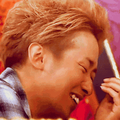 笑金发低头捂脸gif动图_动态图_表情包下载_soogif