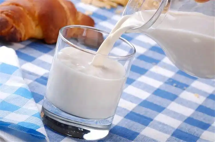 新鲜牛奶都是乳白色的,奶味比较浓还有很大腥味,口感较好;不新鲜的