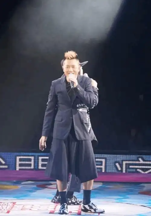 聆听港乐草蜢蔡一杰和你自拍你敢拍吗