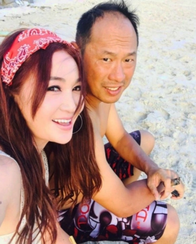 温碧霞与大4岁老公罕见同框,网友:看着像两代人!