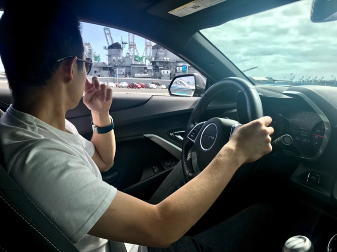 不知道为什么要让我拍他在开车和大战舰的合影,what is the point!