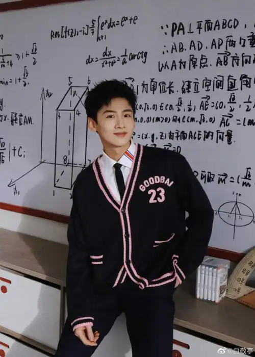 白敬亭晒学院风写真 身穿白衬衣青春阳光_腾讯新闻