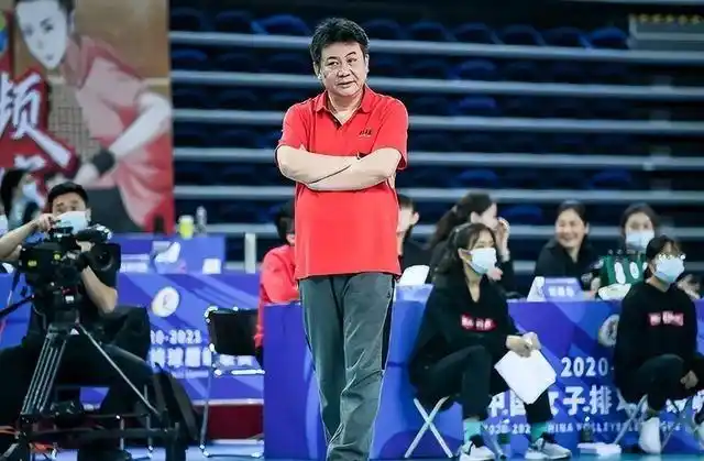 此次中国女排教练团队重组,蔡斌舍弃了包壮,安家杰和李童等郎平时期的