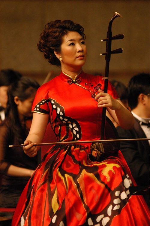 著名二胡演奏家宋飞 在拉二胡