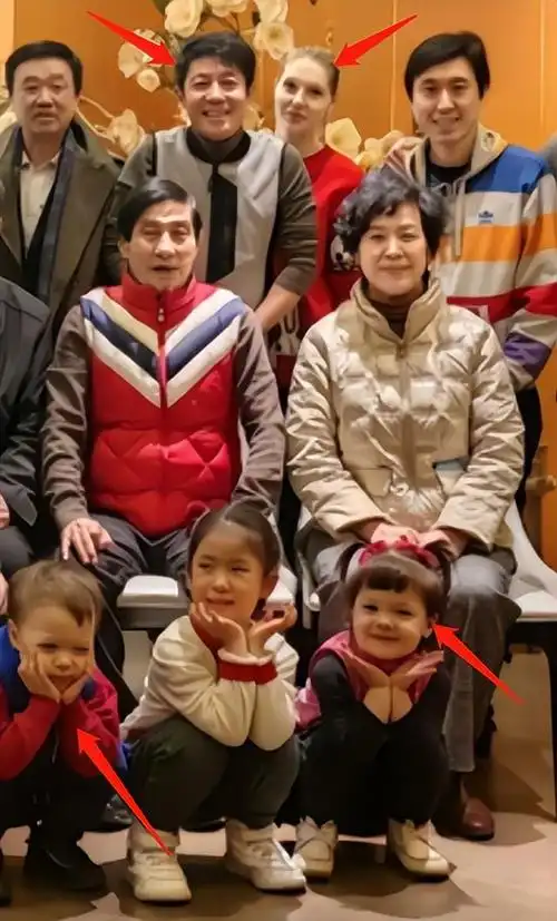 撒贝宁龙凤胎正脸首曝光,长相随母异域风,黄发眼眸深邃太可爱