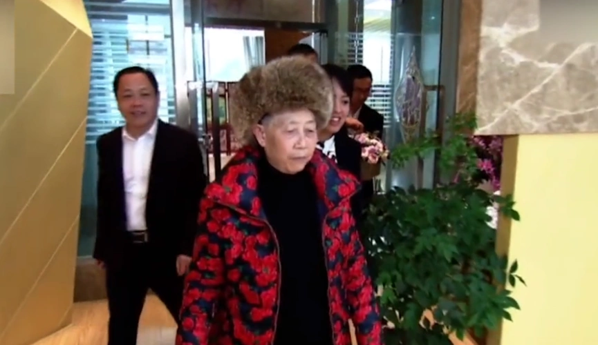 大儿子房地产烂尾小儿子偷换原料老干妈的辣椒帝国还能撑多久