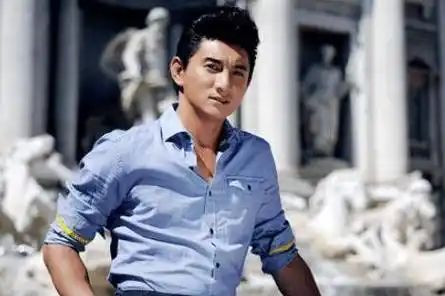 吴奇隆乔装摄影师扑男星,被保安按倒导播急喊"那是艺人"