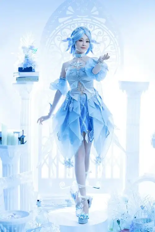 祝绪丹在和平精英刺激之夜的cos造型,是梦幻蓝调的浪漫绽放