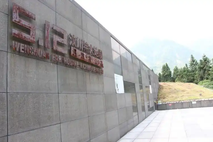 公墓坐落在映秀镇渔子溪村半山腰.