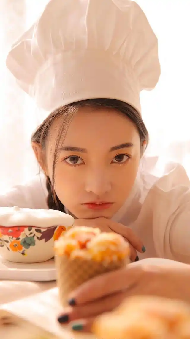 艺术摄影:俏丽的美女小厨师,轻松抓住男人的心!