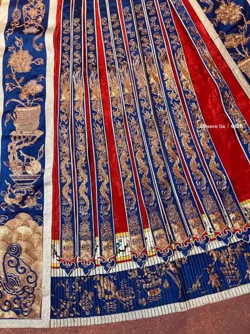 盘金绣工整密细腻,整体在龙凤裙凤尾裙当中样式款式非常少见.