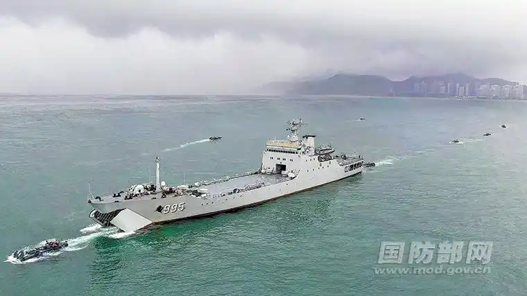 南部战区海军某登陆舰大队协同海军陆战队某旅开展海上装卸载训练