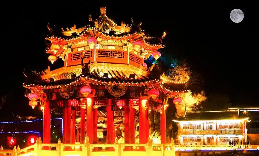 风光摄影:灯火辉煌的月牙湖