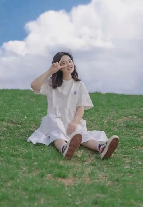以草地作为背景学好这8个拍照姿势也能拍出颇有美感的人像照