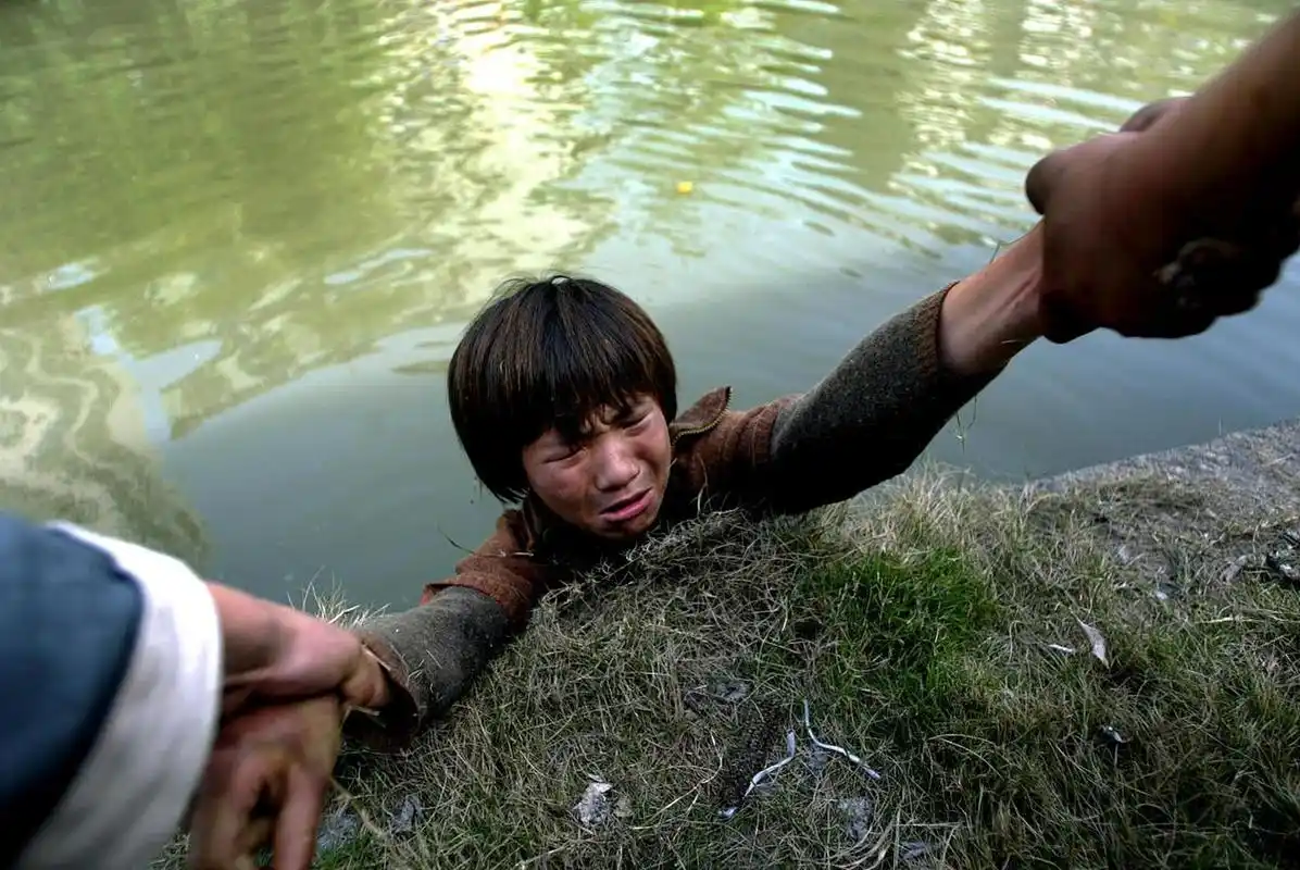 女童溺水获救救人者引非议,英雄壮举不应受置疑  近日,广东茂名高州市