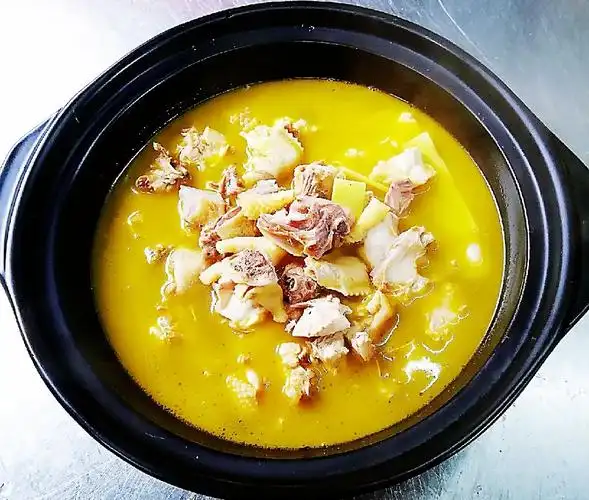 炖出的土鸡,口感鲜嫩,味道清香,营养丰富,是餐桌上的必备佳肴之一.