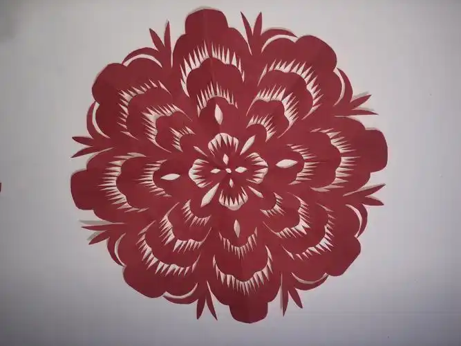 周琴剪纸微课教程【牡丹花的四折剪制技法】