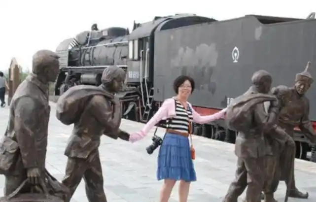 二连浩特身处我国的边境,这里是国内对蒙古开放的最大道路和铁路并且