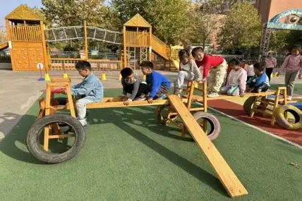 创意搭建快乐无限潍坊市密州街道中心幼儿园开展户外自主游戏活动