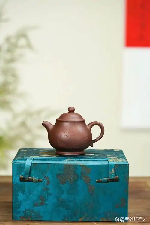 壶身圆润丰盈,口盖宽敞,微收壶腹,尽显紫砂工艺之独特魅力