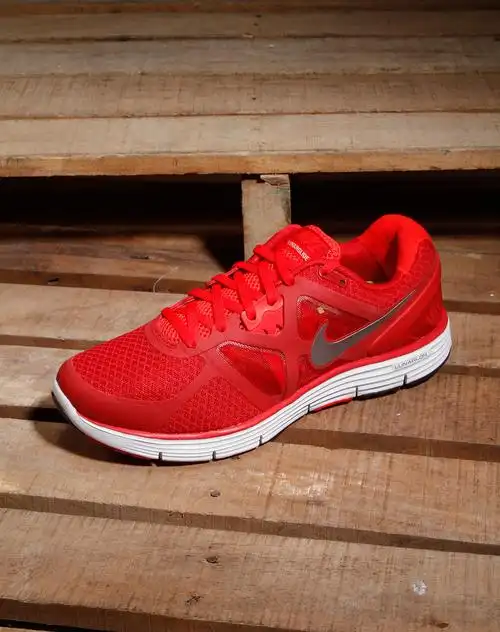 耐克男款红色跑步鞋